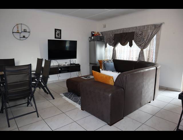 2 BEDROOM APARTMENT FOR SALE IN PINETOWN CENTRAL